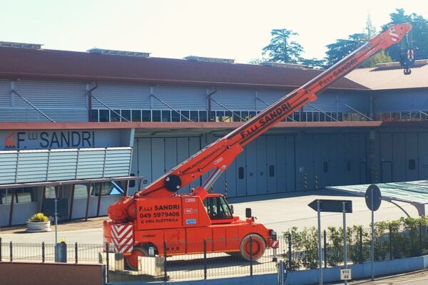 The first 100 ton electric self-propelled crane in the Triveneto region. Compact, stable and versatile: Ormig 100iE
