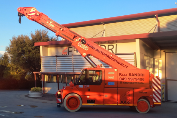 The first 100 ton electric self-propelled crane in the Triveneto region. Compact, stable and versatile: Ormig 100iE