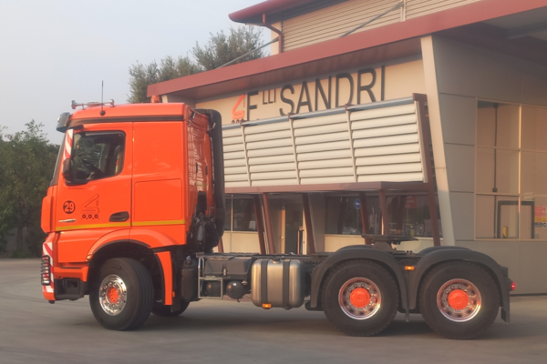 Mercedes Actros 3363 LS 6x4 road tractor: comfortable, safe, reliable