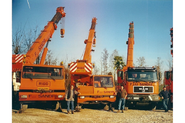 F.LLI SANDRI, since 1964 a name, a guarantee, for handling, lifting and transport