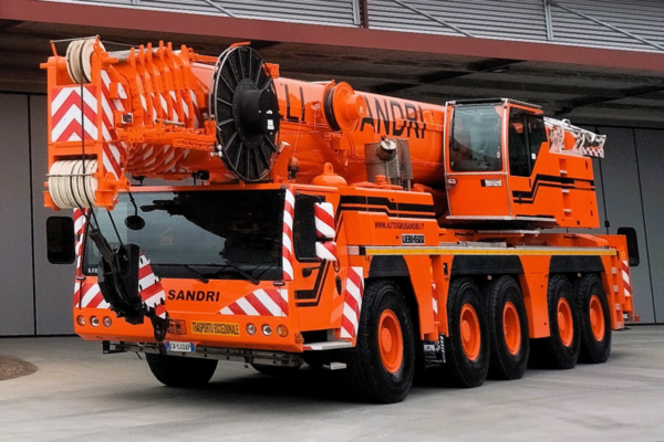 Il connubio perfetto tra potenza ed altezza: la nostra autogrù a braccio lungo Liebherr LTM 1200-5.1