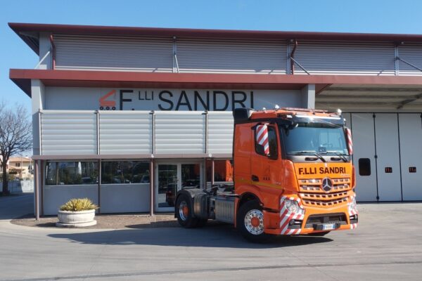 High performance thanks to the Mercedes Actros 1853 road tractor