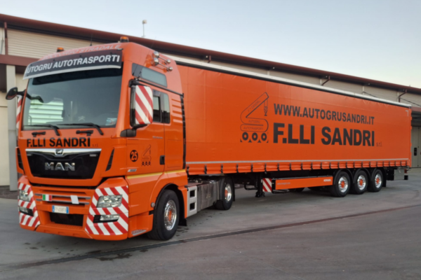 Robusto, efficiente, pratico. Il nostro nuovo semirimorchio centinato Kögel Cargo